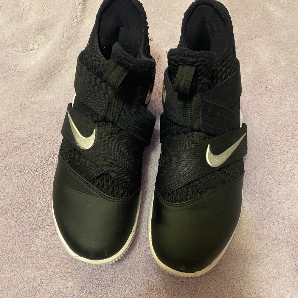 Men’s sz 7.5 Nike tennis shoes